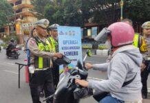 Ops Keselamatan Semeru 2024 di Bulan Ramadhan Polresta Malang Kota Berbagi Takjil Ajak Pengendara Tertib Lalin