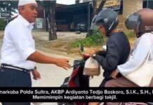 Direktur Reserse Narkoba Polda Sultra Bagikan Takjil Untuk Warga
