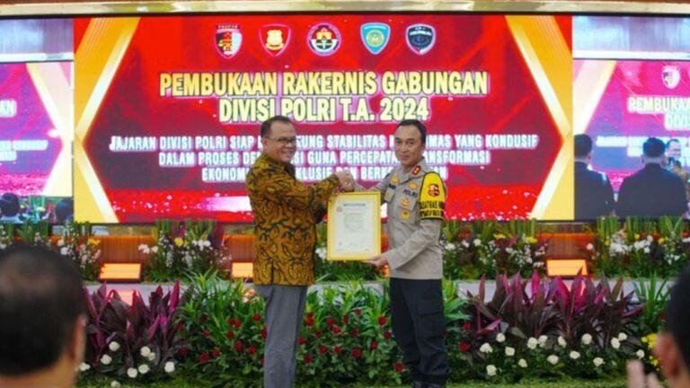 Kapolri Apresiasi Divisi Humas Polri Terima Sertifikat ISO 9001:2015