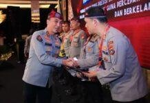 Rakernis Div Humas 2024, Kadiv Humas Polri Beri Penghargaan 7 Anggota Humas