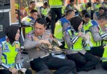 Kala Kombes I Made Agus Prasatya Duduk Lesehan Sarapan Pagi di Aspal bersama Jajarannya di Bali