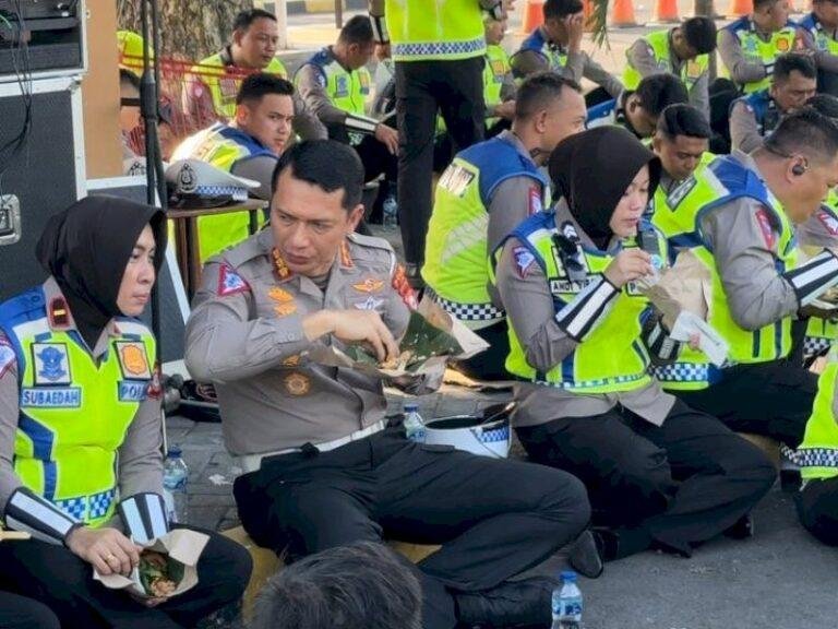 Kala Kombes I Made Agus Prasatya Duduk Lesehan Sarapan Pagi di Aspal bersama Jajarannya di Bali