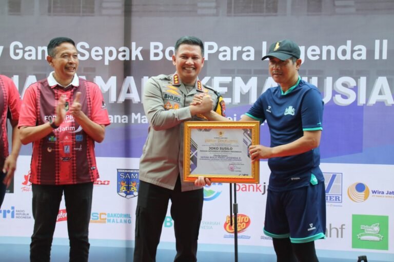 Polresta Malang Kota Sukseskan Pengamanan Charity Game Sepak Bola Para Legenda II