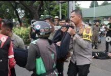 Begini Kesigapan Kapolres Metro Tangerang Kota Disaat Lihat Warga Alami Kecelakaan