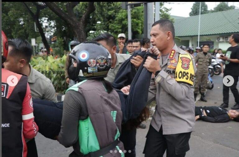 Begini Kesigapan Kapolres Metro Tangerang Kota Disaat Lihat Warga Alami Kecelakaan