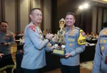Sediakan Fasilitas bagi Anak-Anak hingga Lansia, Polresta Malang Kota Kantongi Prestasi Best Innovation Penulis : Irsya Richa – Editor : Yunan Helmy 04 – Jun – 2024, 17:59 Placeholder Kapolda Jatim Irjen Pol Imam Sugianto memberikan trofi kepada Kapolresta Malang Kota Kombes Pol Budi Hermanto di Giri Loka Ballroom Aston Gresik Hotel, Senin (3/6/2024). (Foto: Humas Polresta Malang Kota) JATIMTIMES – Polresta Malang Kota berhasil mengantongi dua prestasi dari Polda Jatim. Dua prestasi yang berhasil dikantongi yakni Terbaik 3 Penilaian Kinerja Satuan Kerja Jajaran Polda Jatim periode Januari 2024 serta Best Innovation Pos Pelayanan, Pos Pengamanan atau Terpadu pada Operasi Ketupat Semeru 2024 kategori Polres Tipe A. Penghargaan itu diberikan Kapolda Jatim Irjen Pol Imam Sugianto kepada Kapolresta Malang Kota Kombes Pol Budi Hermanto di Giri Loka Ballroom Aston Gresik Hotel, Senin (3/6/2024). Kasi Humas Polresta Malang Kota Ipda Yudi Risdiyanto membeberkan prestasi Terbaik 3 Penilaian Kinerja Satuan Kerja Jajaran Polda Jatim periode Januari 2024 dalam penilaian kinerja yang dilakukan melalui aplikasi Siap Semeru. Baca Juga : Percobaan Bunuh Diri Seorang Janda Digagalkan Polisi dan Warga di Jembatan Brantas Malang Aplikasi Siap Semeru merupakan inovasi dalam penilaian kinerja kapolres, kapolresta, dan kapolrestabes di jajaran Polda Jawa Timur. Aplikasi ini memiliki berbagai fitur penilaian, termasuk hard competency, inovasi, prestasi, dan sejumlah fitur lainnya. Indikator-indikator tersebut diakumulasikan untuk memberikan penilaian kinerja setiap bulannya. “Ini merupakan penilaian kinerja seluruh jajaran di bawahnya,” ucap Yudi, Selasa (4/6/2024). Dengan pencapaian ini, Polresta Malang Kota membuktikan diri sebagai salah satu satuan kepolisian yang unggul dalam memberikan pelayanan dan menjaga keamanan di wilayahnya. Ini juga komitmennya untuk terus berinovasi dan meningkatkan kompetensi untuk memberikan pelayanan terbaik kepada masyarakat. “Harapannya dapat terus mempertahankan dan meningkatkan prestasi ini di ke depan,” tambah Yudi. Kemudian prestasi Best Innovation Pos Pelayanan, Pos Pengamanan atau Terpadu pada Operasi Ketupat Semeru 2024 kategori Polres Tipe A berhasil diraih Polresta Malang Kota karena komitmennya memberikan pelayanan kepada masyarakat saat momen Lebaran di Kota Malang. Pelayanan yang diberikan kepada masyarakat, mulai dari anak-anak hingga lansia, dihadirkan di Pos Pelayanan, Pos Pengamanan atau Terpadu pada Operasi Ketupat Semeru 2024. Saat itu ada 5 pos yang dihadirkan dengan beragam fasilitas untuk memberikan kenyamanan kepada pemudik. Baca Juga : Bupati Malang Dorong Pemanfaatan Teknologi, Luncurkan MyTirtaKanjuruhan di Hari Jadi ke-43 “Saat itu inovasi pelayanan terhadap kelompok rentan dari anak-anak, lansia sampai difabel dihadirkan,” ujar Yudi. Menurut dia, pelayanan ini memang harus diberikan dengan maksimal demi melayani seluruh masyarakat di Kota Malang.