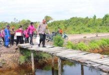 Kapolresta Bulungan dan Rombongan Lewati Medan Ekstrem Menggunakan Speedboat, Motor, dan Jalan Kaki