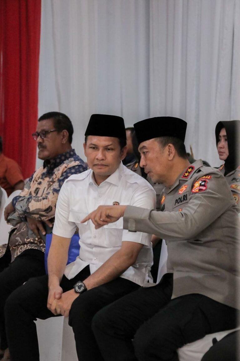 Momen Dir Reskrimsus Polda Jatim Terima Arahan dari Kadiv Humas Polri pada Acara Giat Doa Bersama Pilkada Damai Jatim 2024 yang Dihadiri Kapolri dan Panglima TNI