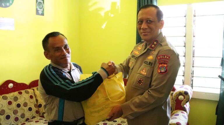 Kapolda Kaltara dan Bhayangkari Sambangi Warga Terdampak Banjir di Desa Penjalin