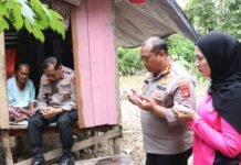 Hangatnya Momen Kapolda Kaltara Bersama Nenek Maimunah di Tengah Pemulihan Pascabanjir