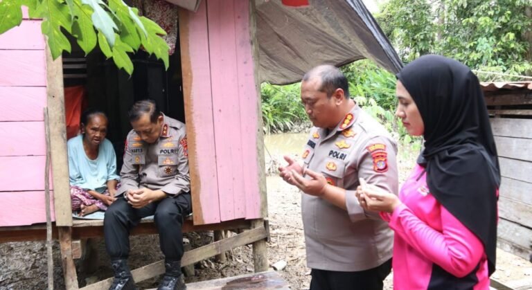 Hangatnya Momen Kapolda Kaltara Bersama Nenek Maimunah di Tengah Pemulihan Pascabanjir