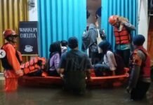 Brimob Polda Metro Jaya Bantu Penanganan Banjir di Jaksel dan Sekitarnya