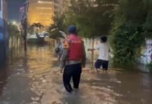 TIM SAR BRIMOB POLDA METRO JAYA EVAKUASI DAN BERIKAN BANTUAN KE WARGA DI LOKASI BANJIR
