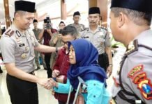 Disaat Tangis Penyandang Disabilitas Ini Pecah dalam Pelukan Polisi