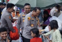 Pantau Libur Akhir Tahun di Ancol, Kapolda Metro Jaya Bagi-bagi Cokelat ke Pengunjung