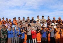 Jelang Libur Akhir Tahun, Polres Kepulauan Seribu Ajak Warga Bersihkan Pantai