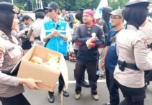 Polwan Polda Metro Bagikan Roti hingga Mineral untuk Massa Buruh