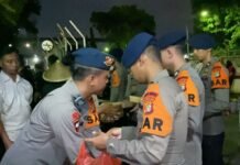 Batalyon B Pelopor Brimob Polda Metro Jaya Gelar Dapur Lapangan untuk Warga Terdampak Banjir di Rawa Teratai, Jakarta Timur