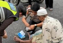Aksi Kapolresta Banyuwangi: Menolong Kakek Penjual Nangka Korban Kecelakaan