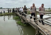 Brimob Polda Metro Kawal Pembangunan Jembatan di Pebayuran Bekasi