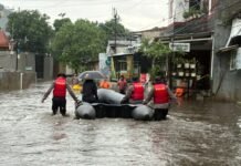 Polda Metro Jaya Evakuasi Warga Terdampak Banjir di Asrama Polisi Pondok Karya