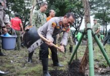 Berita Polisi : Sebuah Kolaborasi TNI-Polri-Warga Jakarta bersih-bersih Waduk Cincin Papanggo; Pangdam dan Kapolda Turun Langsung.
