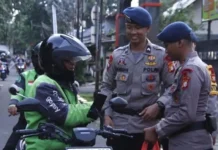 Brimob Polda Metro Jaya Bagikan Ratusan Takjil di Jalanan Jakarta