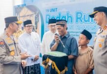 Sebuah Momen Haru Kapolda Sumsel Terima Gethuk dari Korban Kebakaran di Mura